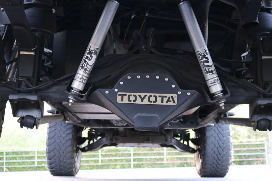 Днище и подвеска Toyota Tundra CrewMax 4x4 Zombie Apocalypse 2013 года  (фото 376 из 461)